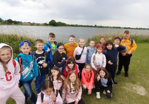 Uczniowie klasy 3a nad jeziorem w Biskupinie